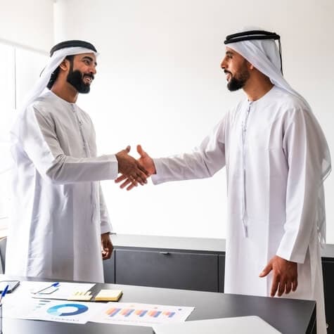 Personas árabes cerrando un trato de negocios