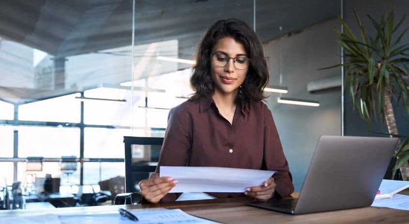 Ejecutiva femenina trabajando en una oficina