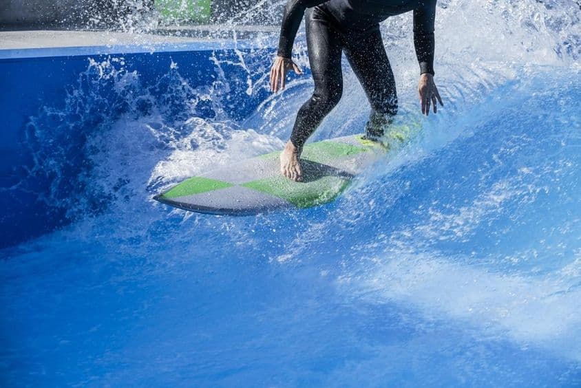 Persona surfeando en una piscina de olas