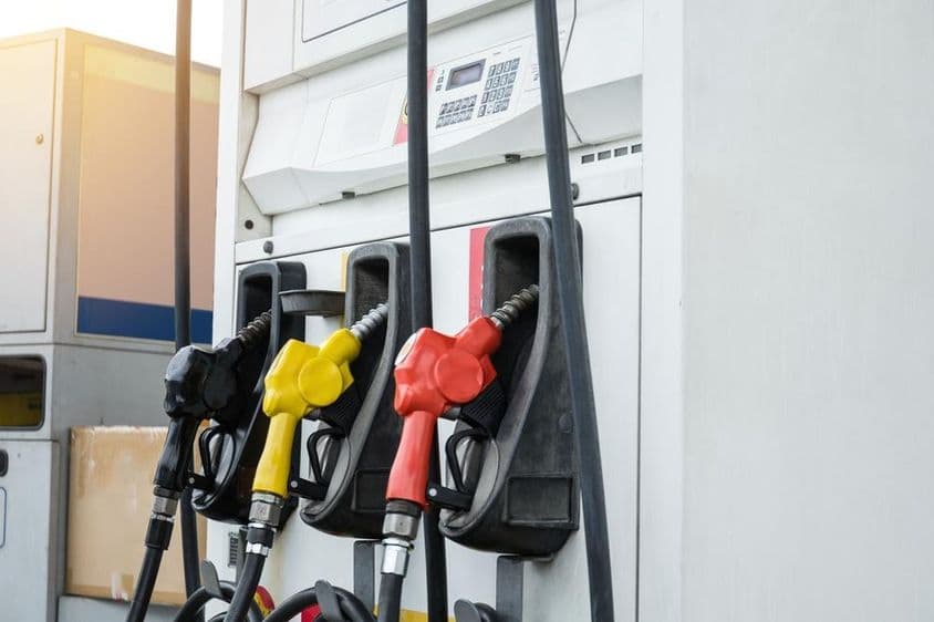 Estación de servicio de Dubái, surtidores de combustible en rojo, amarillo y negro.