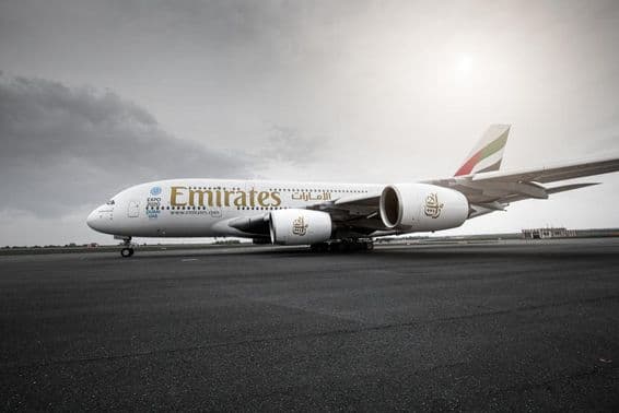 Avión de Emirates en la pista.