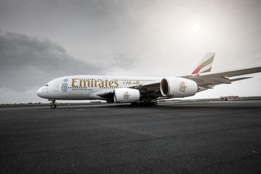 Avión de Emirates en la pista.