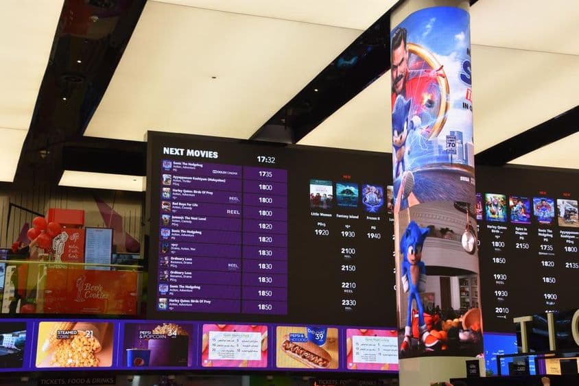 Horarios del cine mostrados en el Dubai Mall con horarios de películas y ubicaciones.