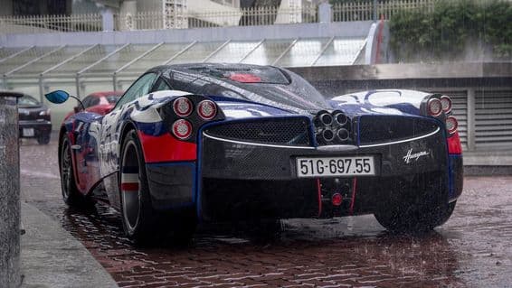Coche Pagani en la carretera, listo para partir.