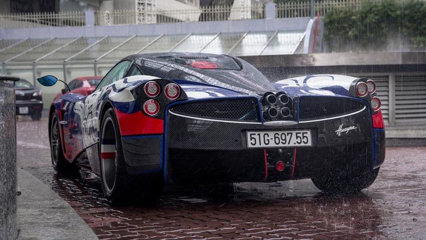 Coche Pagani en la carretera, listo para partir.