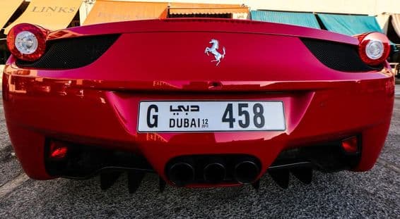 Ferrari con una matrícula de tres cifras.