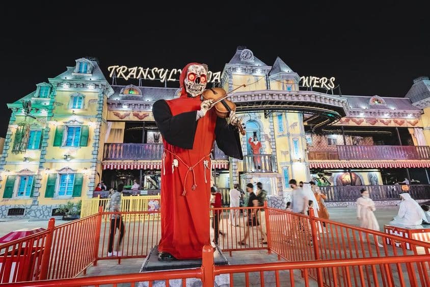 Una casa encantada 'Casa del Miedo' al estilo del Castillo de Drácula en Transilvania en el parque de atracciones Global Village de Dubái.