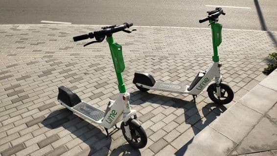 Scooters de Lime estacionados en una calle de Dubái.