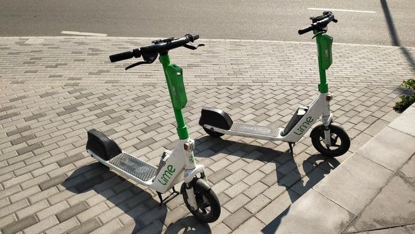 Scooters de Lime estacionados en una calle de Dubái.