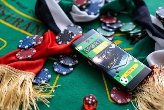 Bandera de los EAU sobre una mesa de ruleta entre fichas.