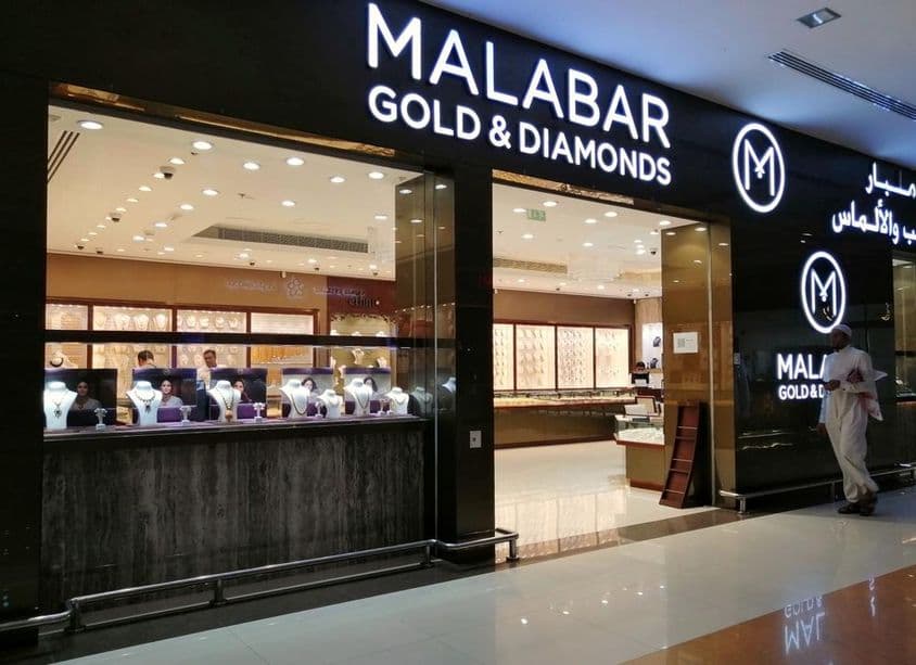 Un emiratí frente al escaparate de la tienda de Malabar Gold & Diamonds.