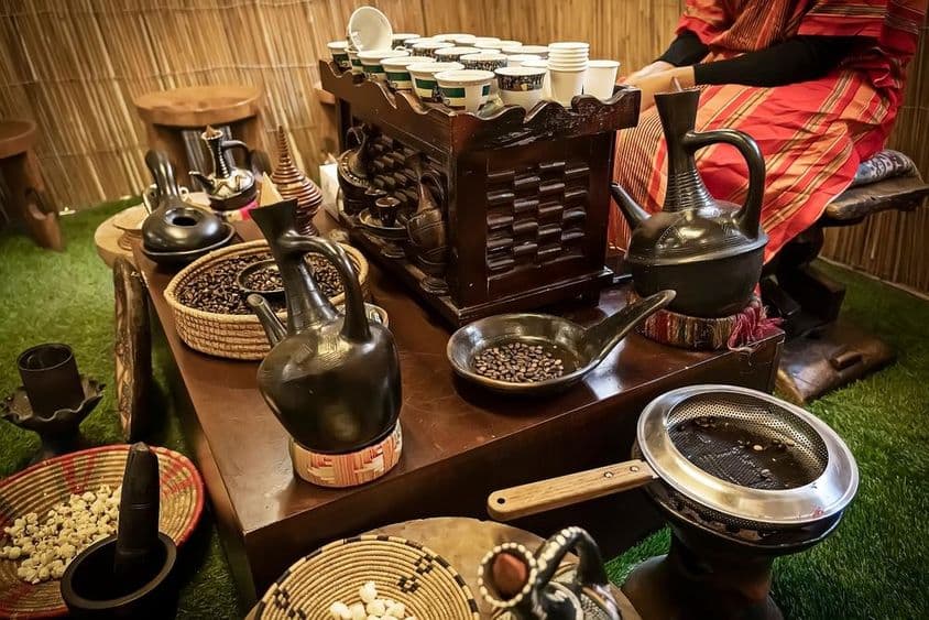 Café árabe, pote de café y una taza de café en una mesa, café estilo árabe.