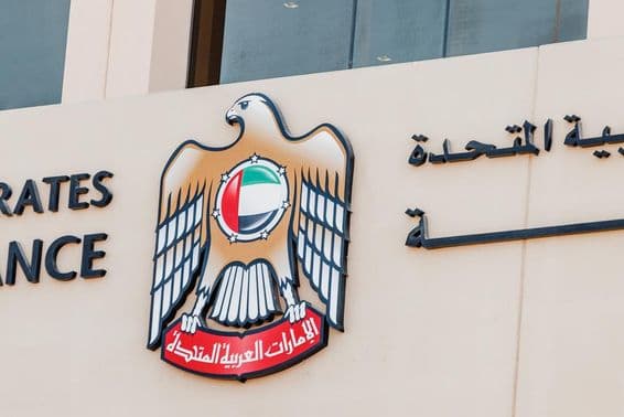 Logotipo en el edificio del Ministerio de Finanzas de los Emiratos Árabes Unidos.