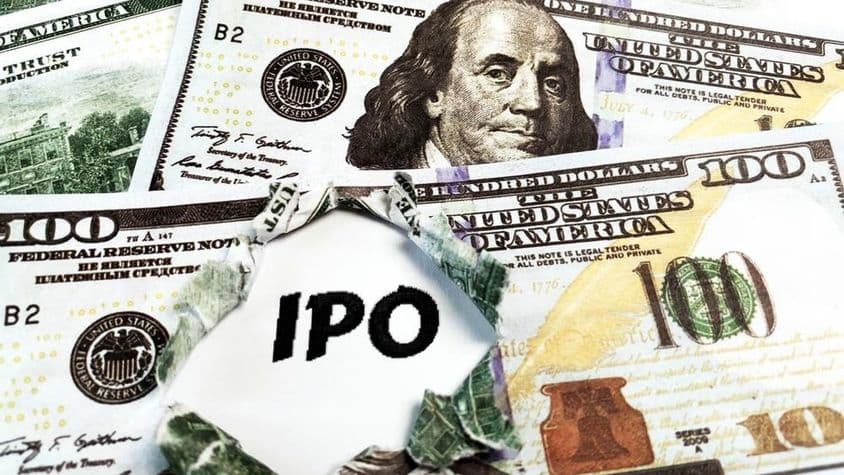 Un papel con 'OPI' sobre billetes de 100 dólares estadounidenses.
