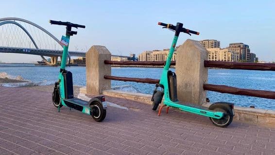 Scooter eléctrico en Dubái cerca del océano.