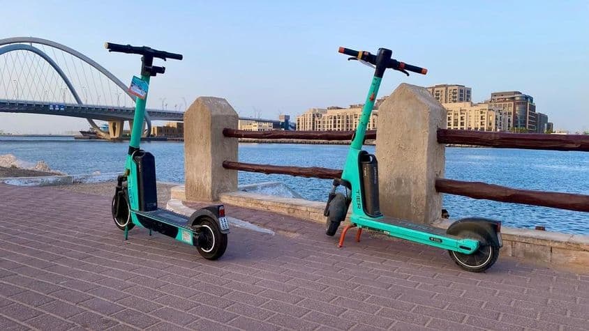 Scooter eléctrico en Dubái cerca del océano.