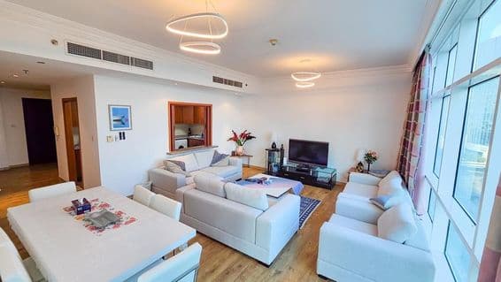 Apartamento de lujo con muebles.