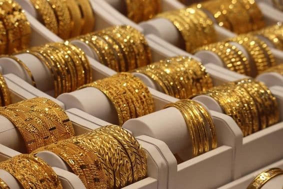 Brazaletes de oro en una tienda de Dubái.