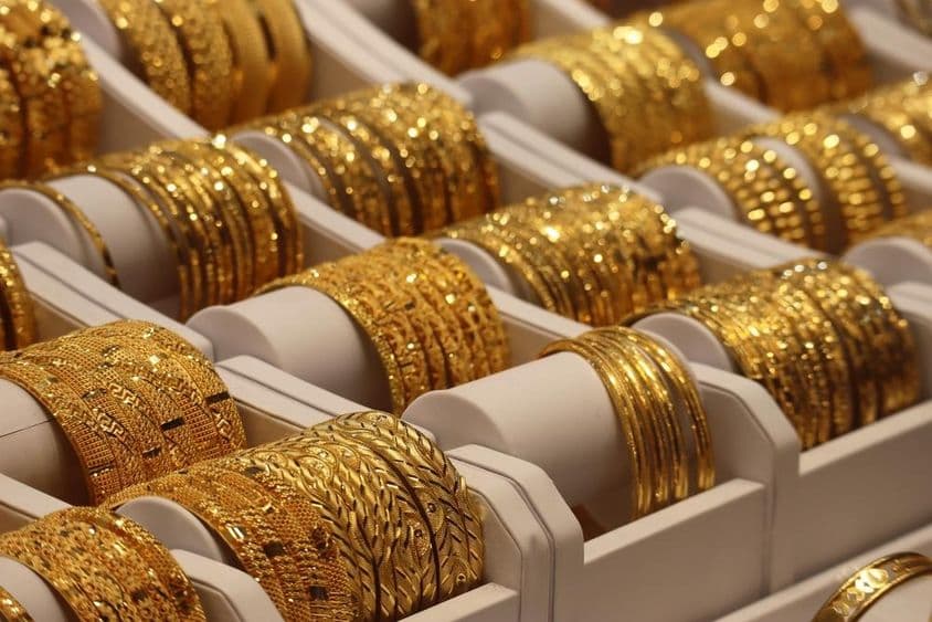 Brazaletes de oro en una tienda de Dubái.