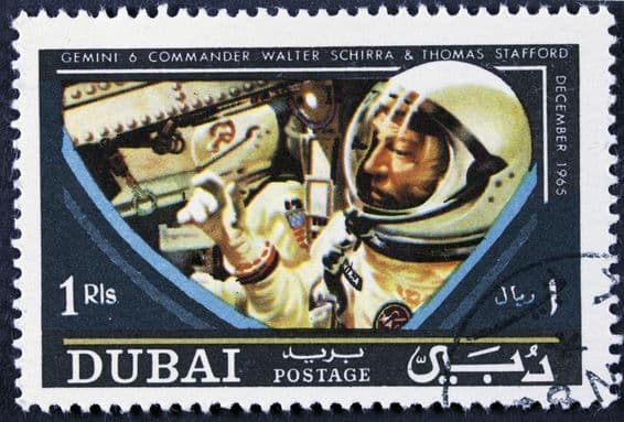 Sello de Dubái con un astronauta.
