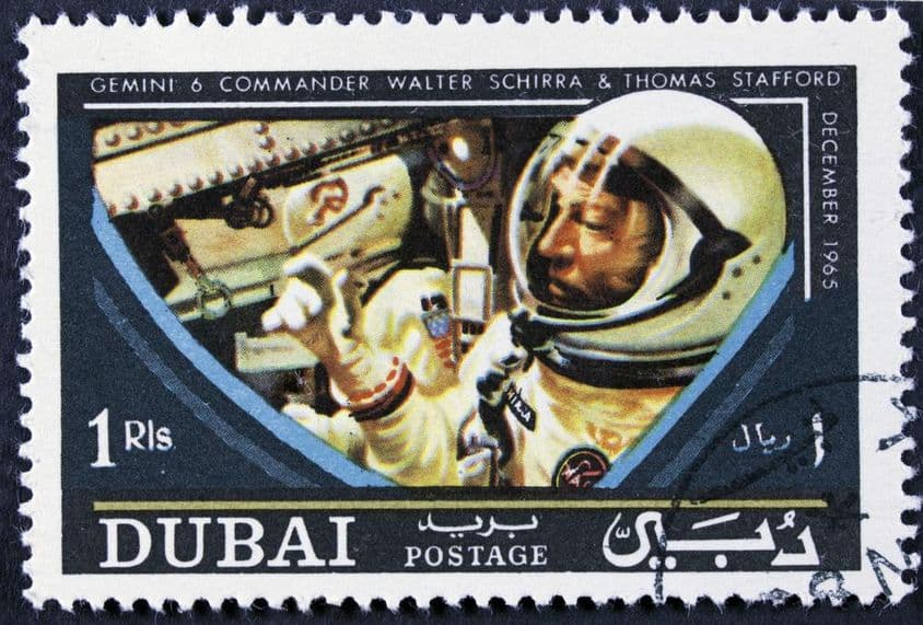 Sello de Dubái con un astronauta.
