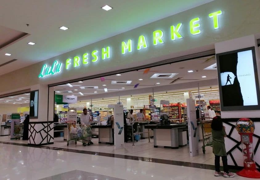 Entrada al Dubai Lulu Hypermarket en un centro comercial.