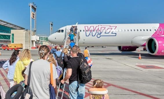 Pasajeros abordando un avión de Wizz Air.