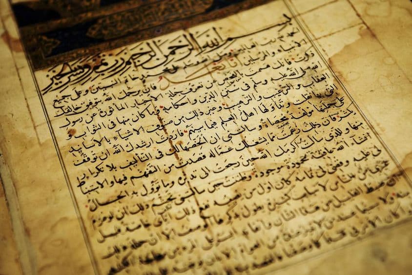 Antiguo texto árabe en un libro.
