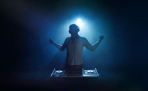 Una persona detrás de la cabina del DJ.