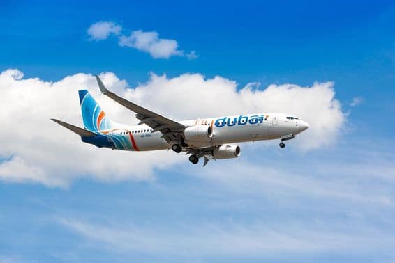 Un avión de Flydubai volando en el cielo.