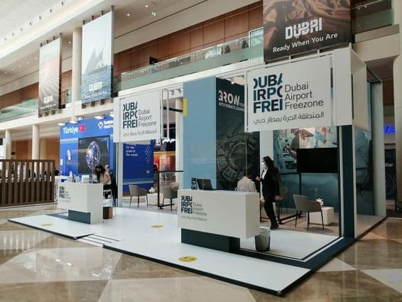 Exposición de la zona franca del aeropuerto de Dubái en una sala.