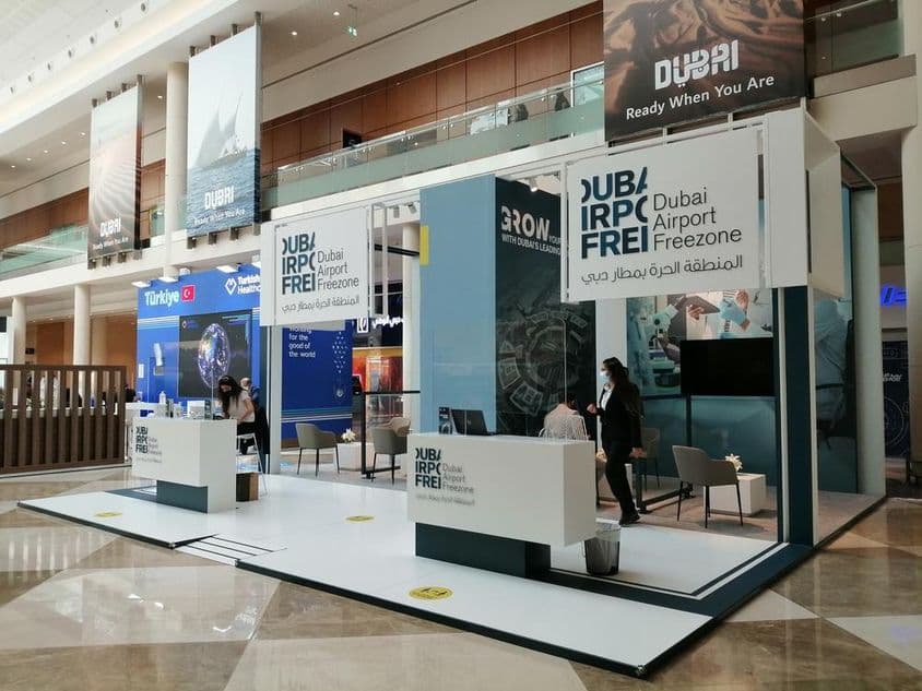 Exposición de la zona franca del aeropuerto de Dubái en una sala.