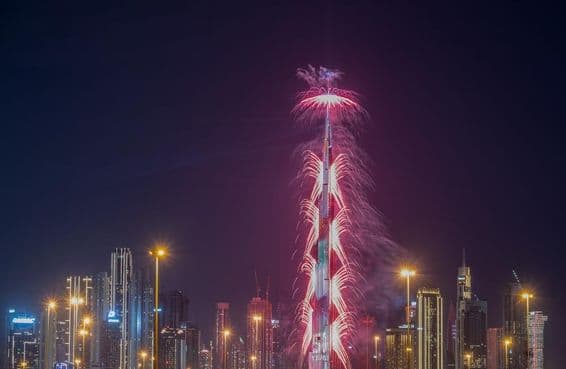Fuegos artificiales de Año Nuevo en el Burj Khalifa con otros rascacielos iluminados.