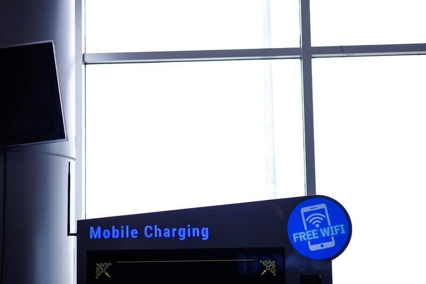 Punto de carga para móviles y internet gratis en Dubái.