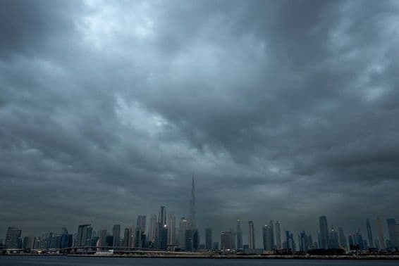 Cielo nublado con un fondo de rascacielos, Burj Khalifa en el centro.