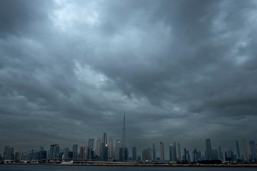 Cielo nublado con un fondo de rascacielos, Burj Khalifa en el centro.