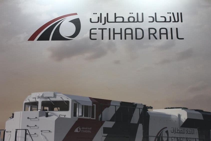 Se puede ver un tren de Etihad Rail.