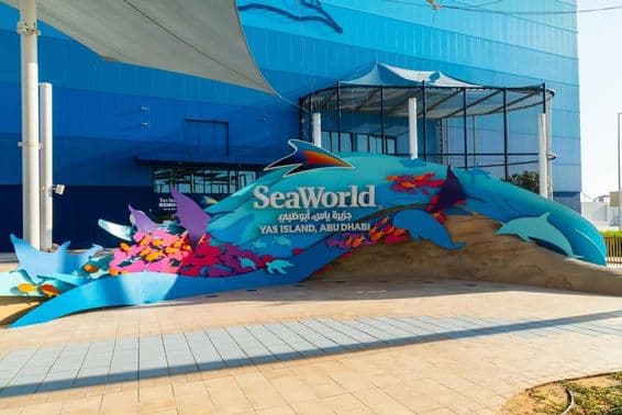 Entrada de SeaWorld Abu Dhabi, con una gran ballena azul.