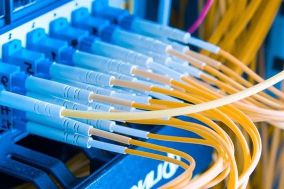 Conexiones ópticas configuradas en un panel de conexión.