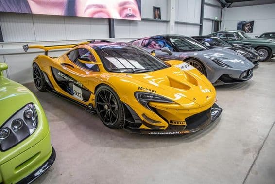 McLaren y otros coches estacionados en un garaje.