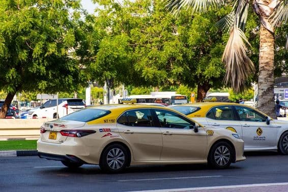Taxi de Dubái en la carretera.