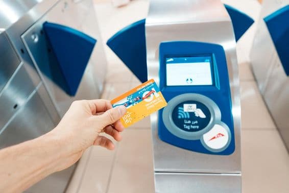 Una persona sosteniendo una tarjeta Nol edición limitada del 10º aniversario en uso en el metro.