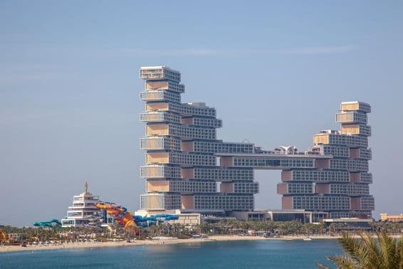 El Royal Atlantis Resort Residence en el hotel The Palm con toboganes visibles desde el interior.