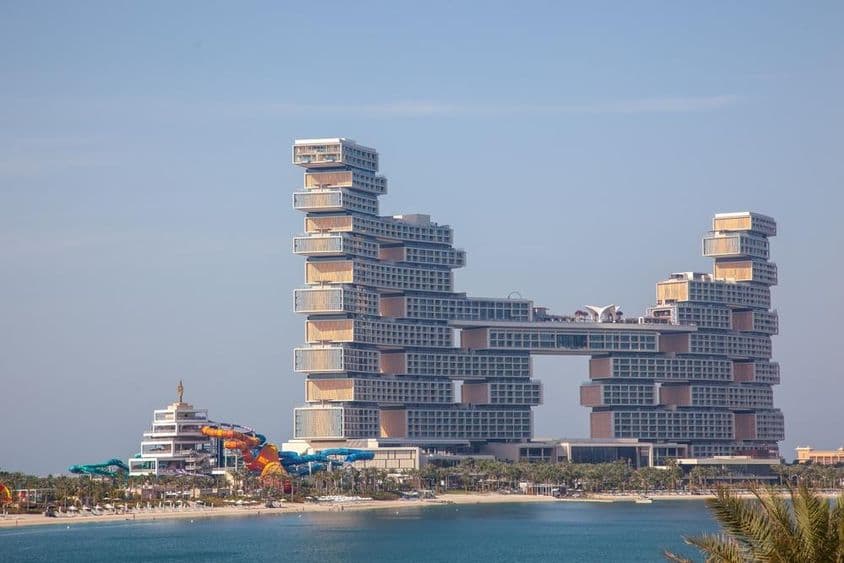El Royal Atlantis Resort Residence en el hotel The Palm con toboganes visibles desde el interior.