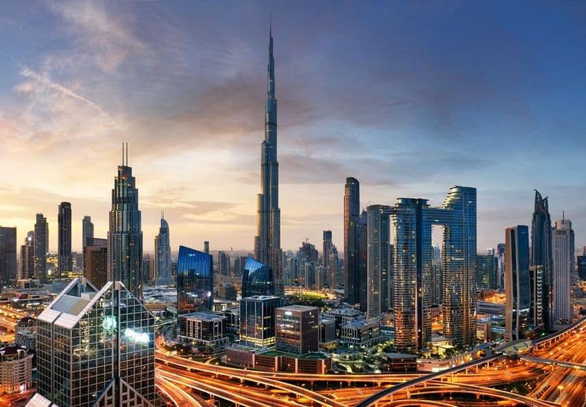 Horizonte de Dubái, con Burj Khalifa en el centro.
