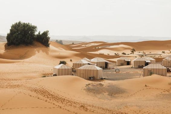 Campamento invernal de Dubái, edificios en el desierto.
