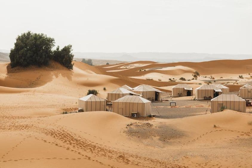 Campamento invernal de Dubái, edificios en el desierto.