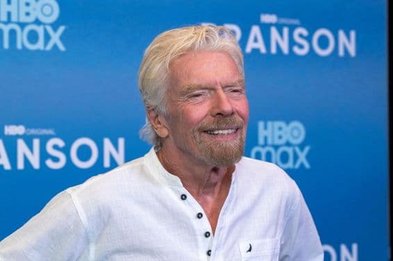 Richard Branson frente a un fondo azul.