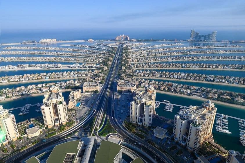 Paisaje de Palm Jumeirah con casas y carreteras.