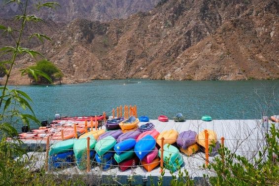Kayaks frente a la presa Al Rafisah con algunos botes inflables.